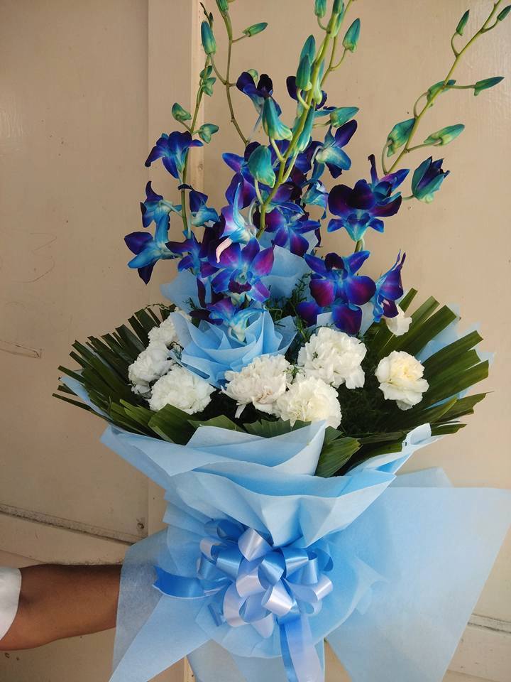 Elegant Bunch of Blue Orchid and White Carnation