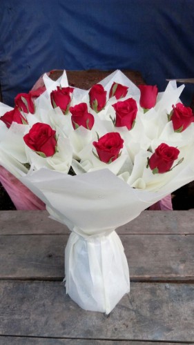Attractive red roses bunch